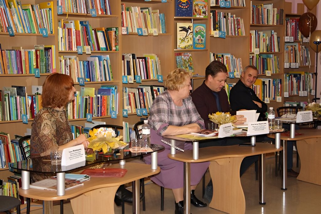 Ганна Новицька у залі на круглому столі