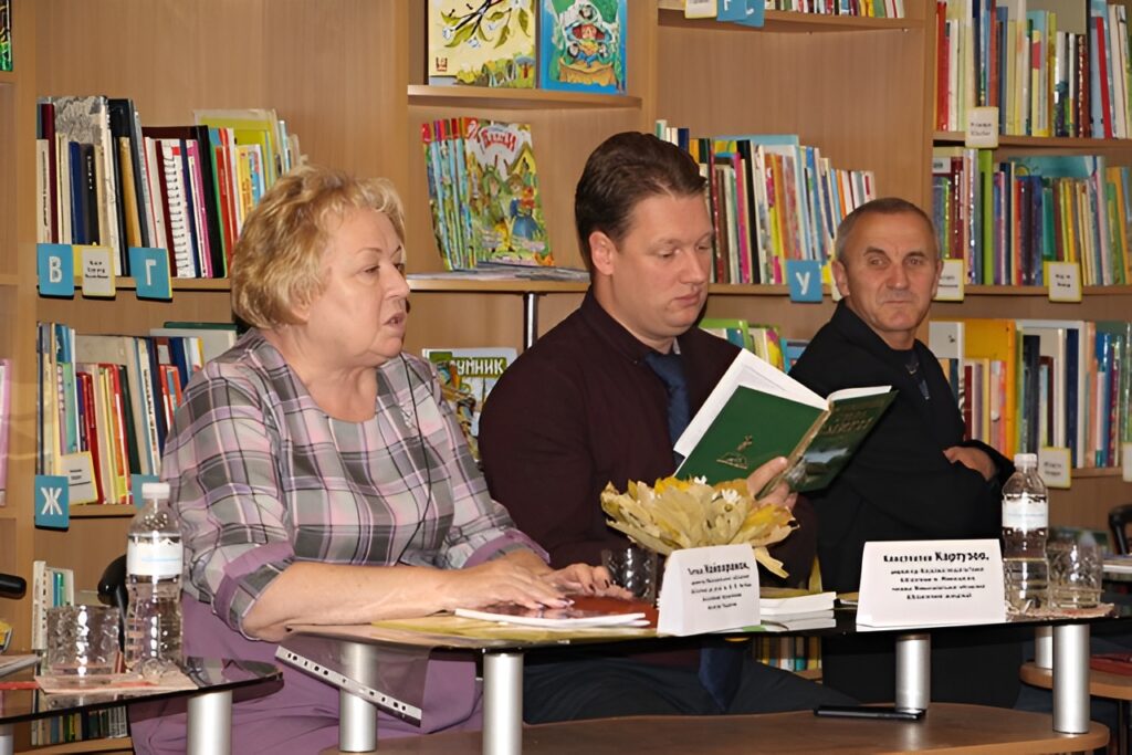 Тетяна Жайворонок та Костянтин Картузов під час виступів на круглому столі