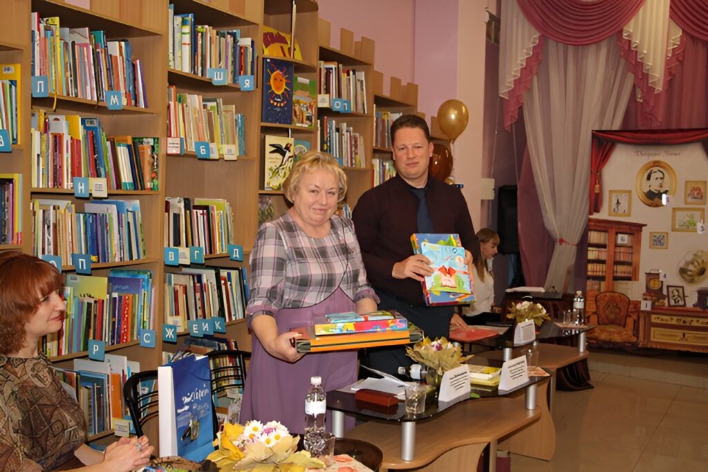 Тетяна Жайворонок і Костянтин Картузов з подарованими їм краєзнавчими ігровими виданнями Бібліотеки Дніпрової Чайки