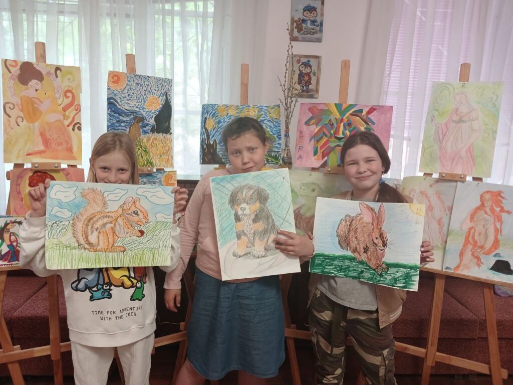 Учасниці студії із своїми малюнками