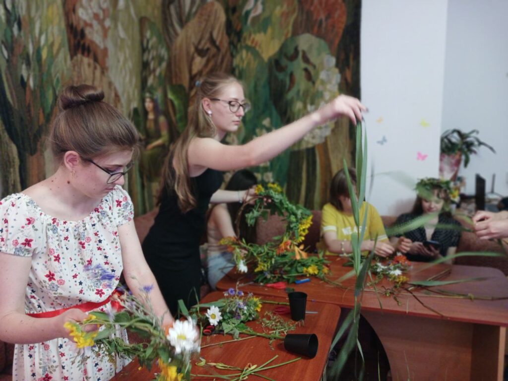 Дівчата плетуть вінки із трав та квітів херсонського степу