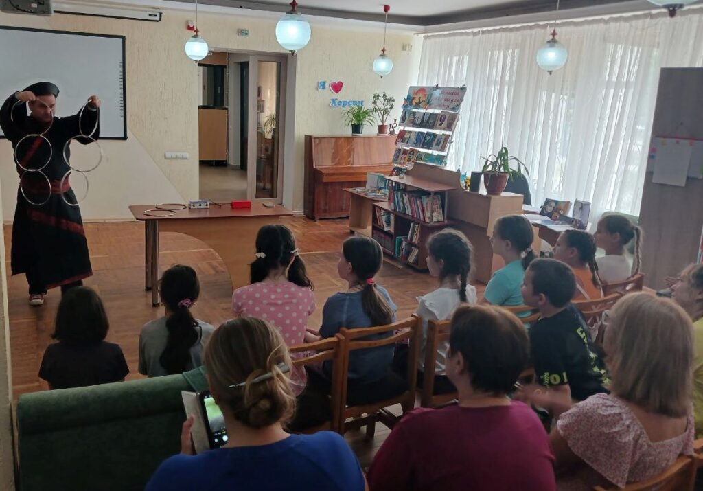 Діти захоплено спостерігають за фокусником