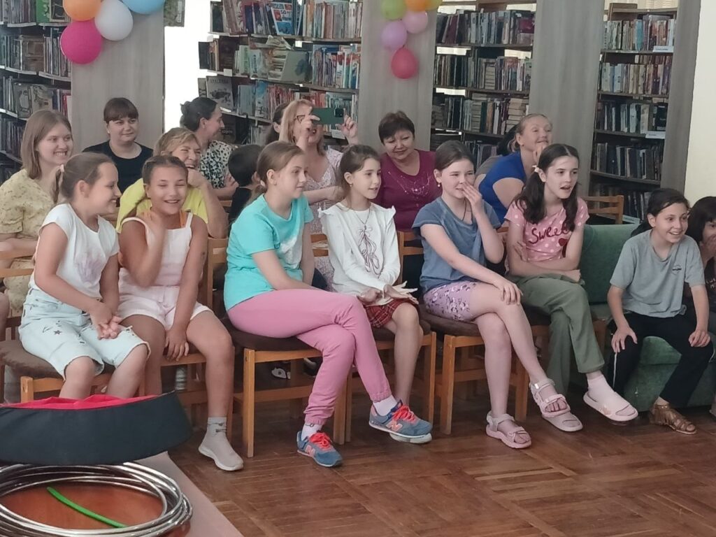 Веселі глядачі захоплено спостерігають за фокусами