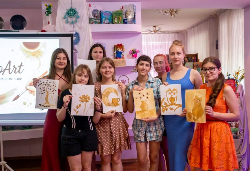 Учасники зустрічі демонструють свої малюнки