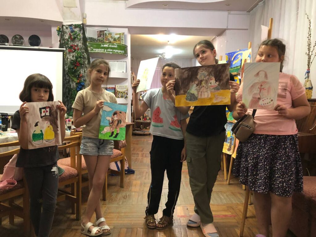 Учасниці студії з малюнками за мотивами картин Веласкеса