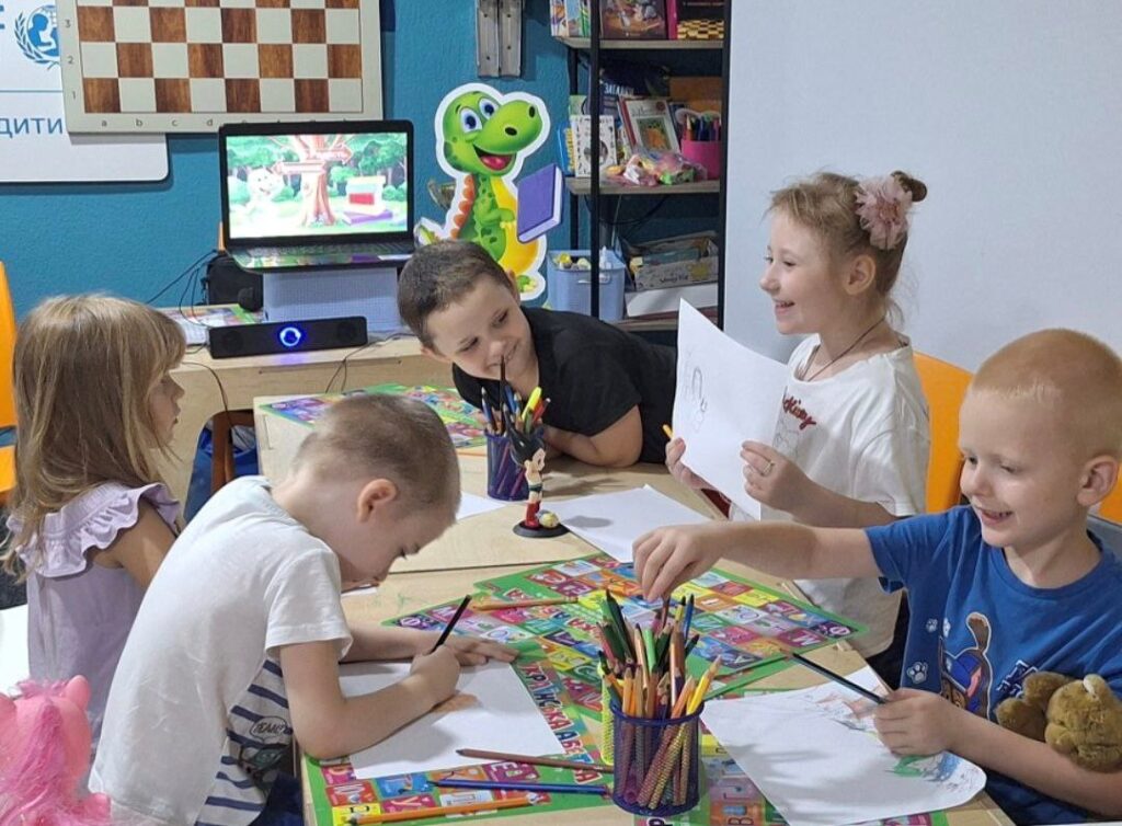 Діти весело малюють