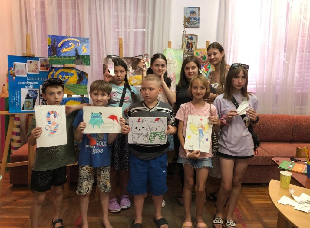 Учасники години натхнення із своїми творчими роботами
