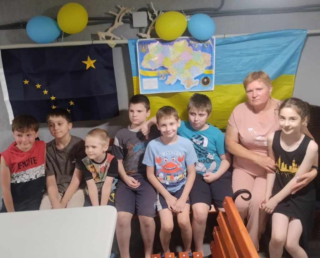 Діти-учасники разом з бібліотекаркою-організаторкою програми