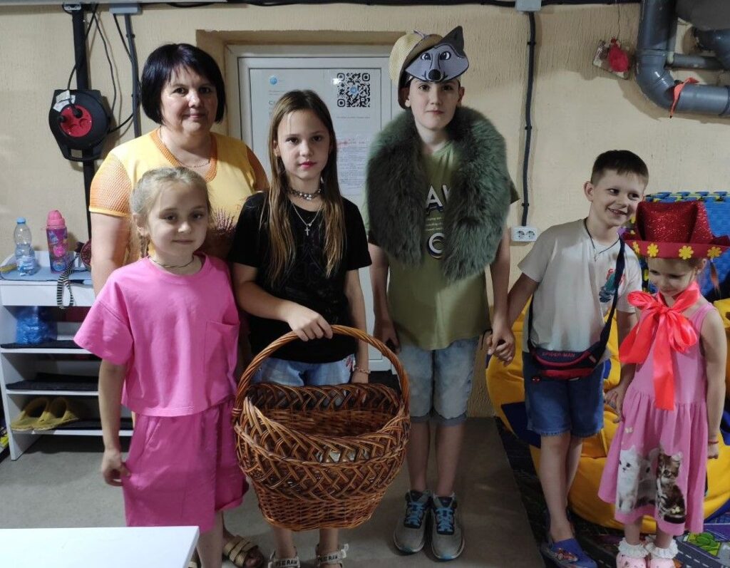 Учасники шоу за казками братів Грімм у костюмах персонажів