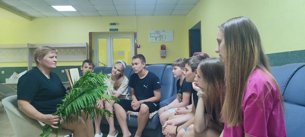 Уачсники заходу разом з бібліотекаркою