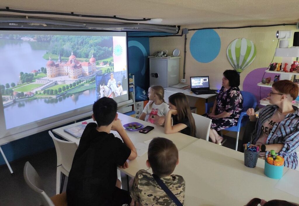 Учасники програми переглядають мультимедійну презентацію про Чехію та чеські казки