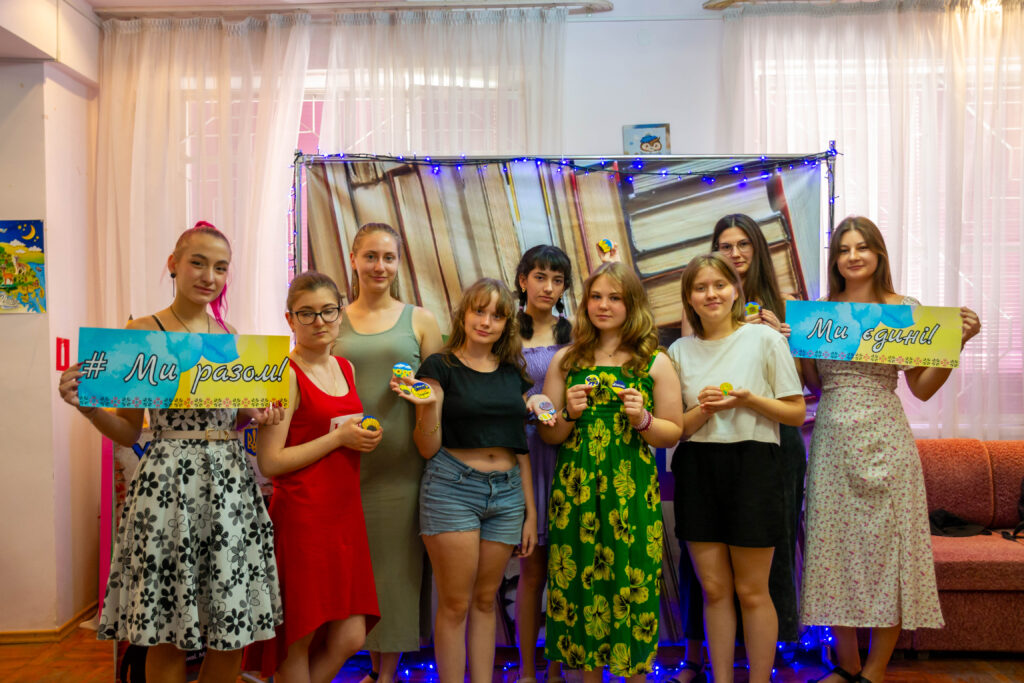 Учасниці зустрічі клубу з нагоди Міжнародного дня молоді