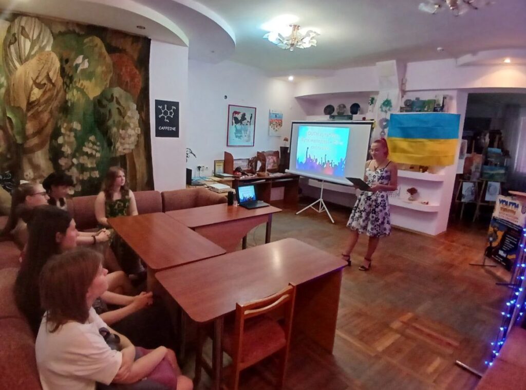 Учасники зустрічі молодіжного клубу