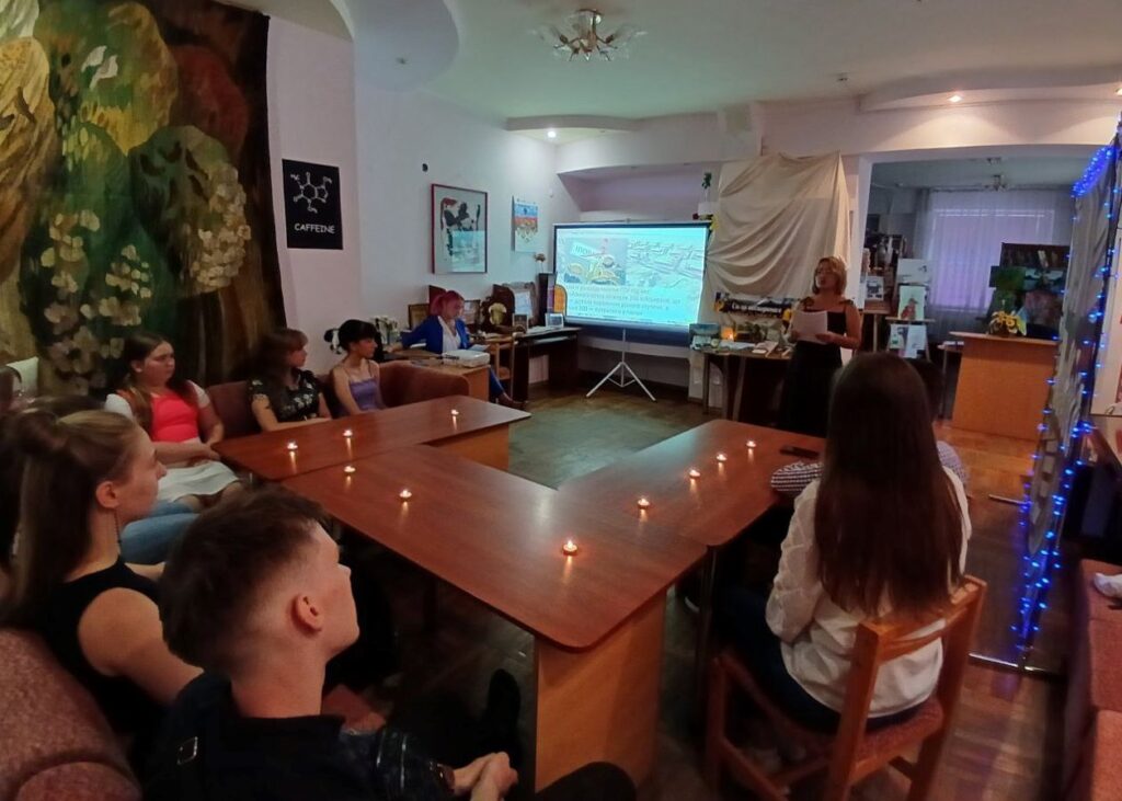 Учасники зустрічі запалили свічки пам'яті