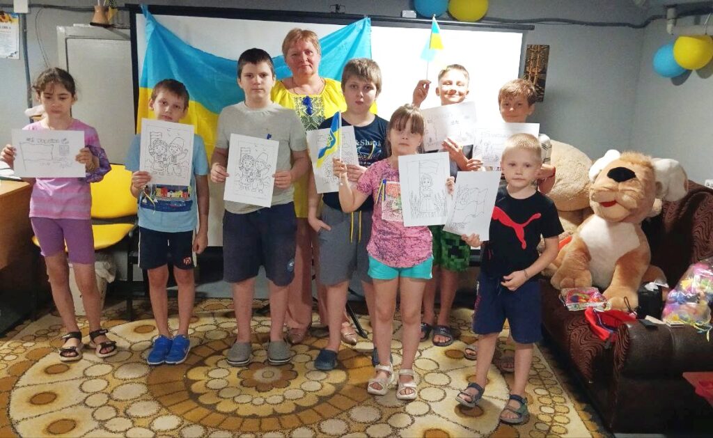 Учасники святкової майстерки в дитячому просторі в укритті