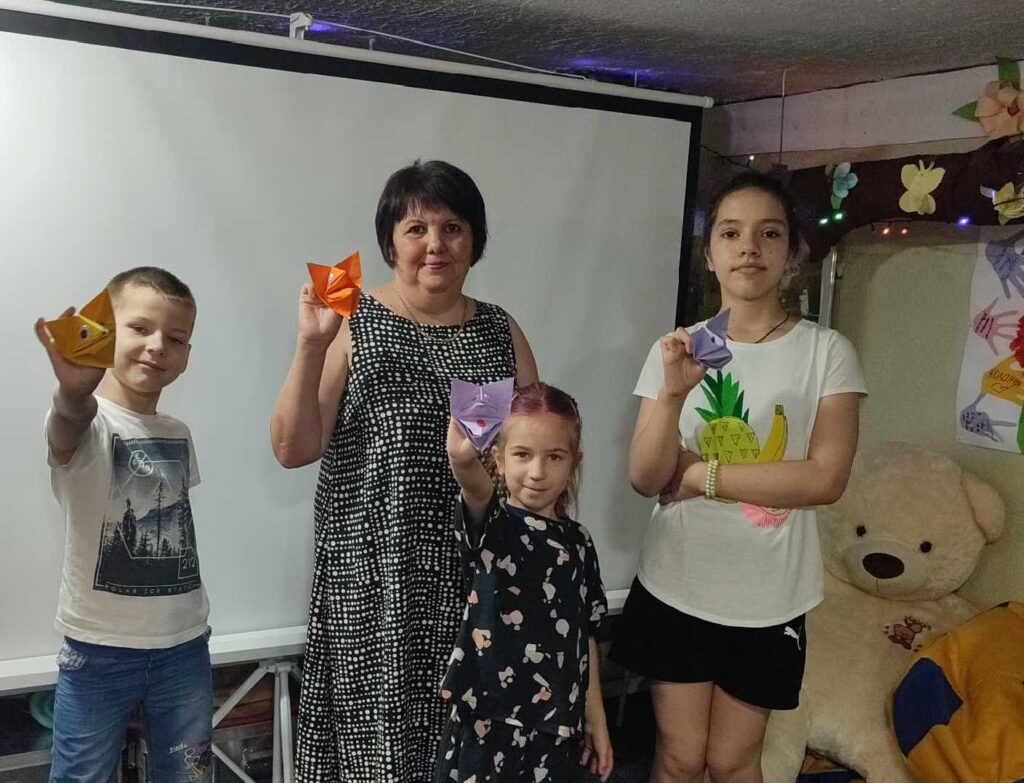 Учасники програми разом з бібліотекаркою