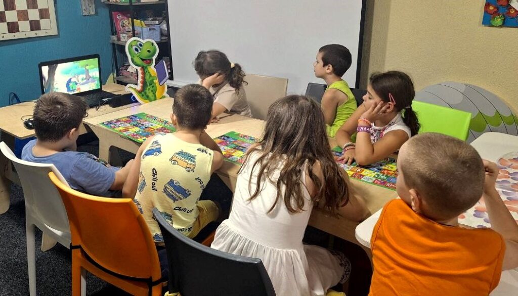 Учасники програми з Книгозавриком дивляться анімацію на екрані ноутбука