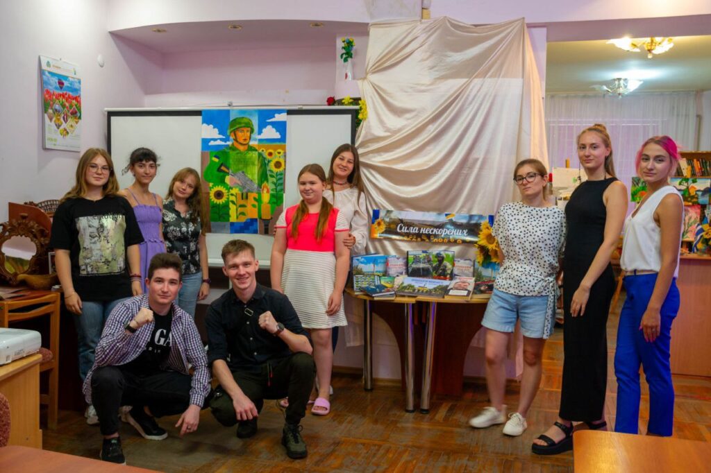 Дівчата та юнаки - учасники заходу, з банером "Сила нескорених"