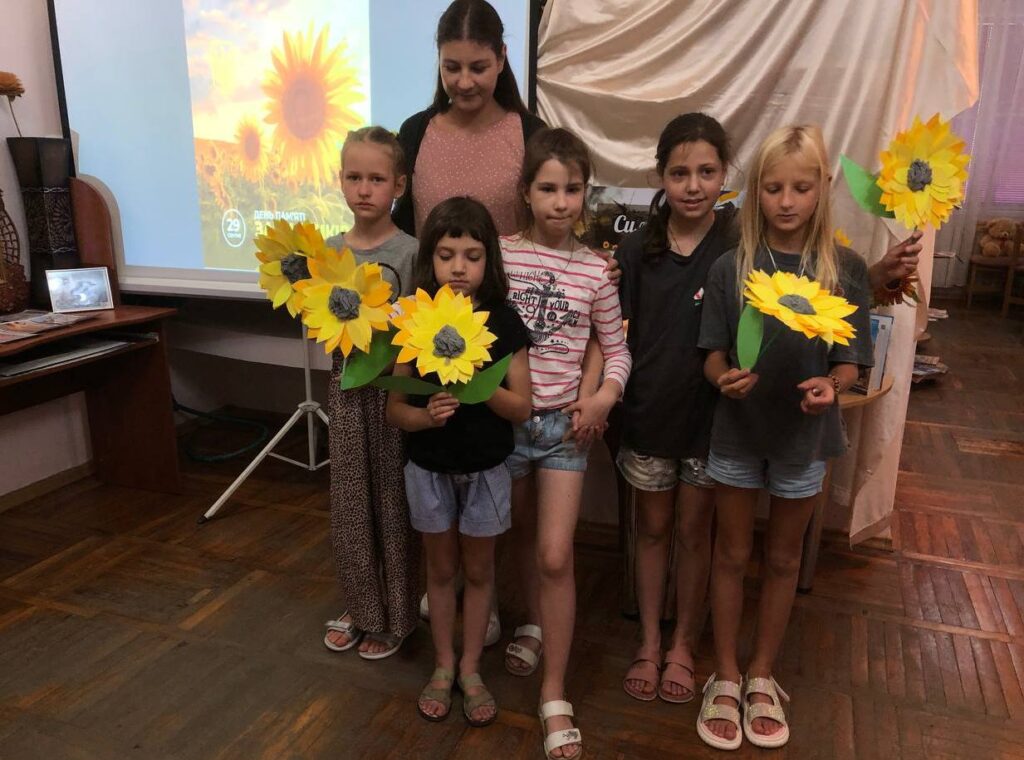 Учасниці майстерки із соняхами пам'яті