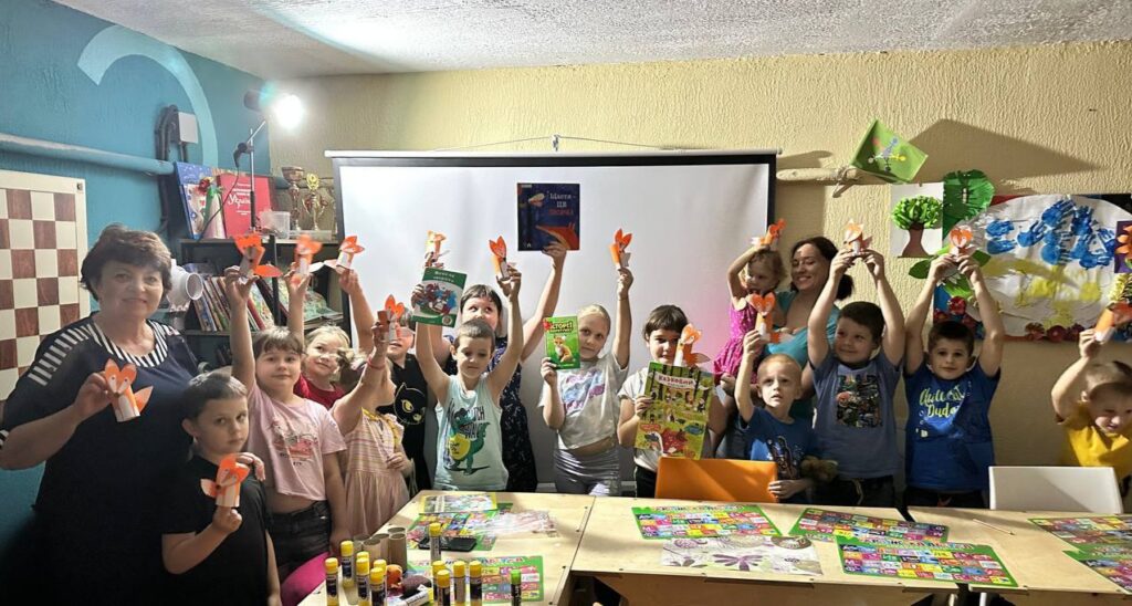 Діти - учасники руханки та майстерки, разом з бібліотекаркою