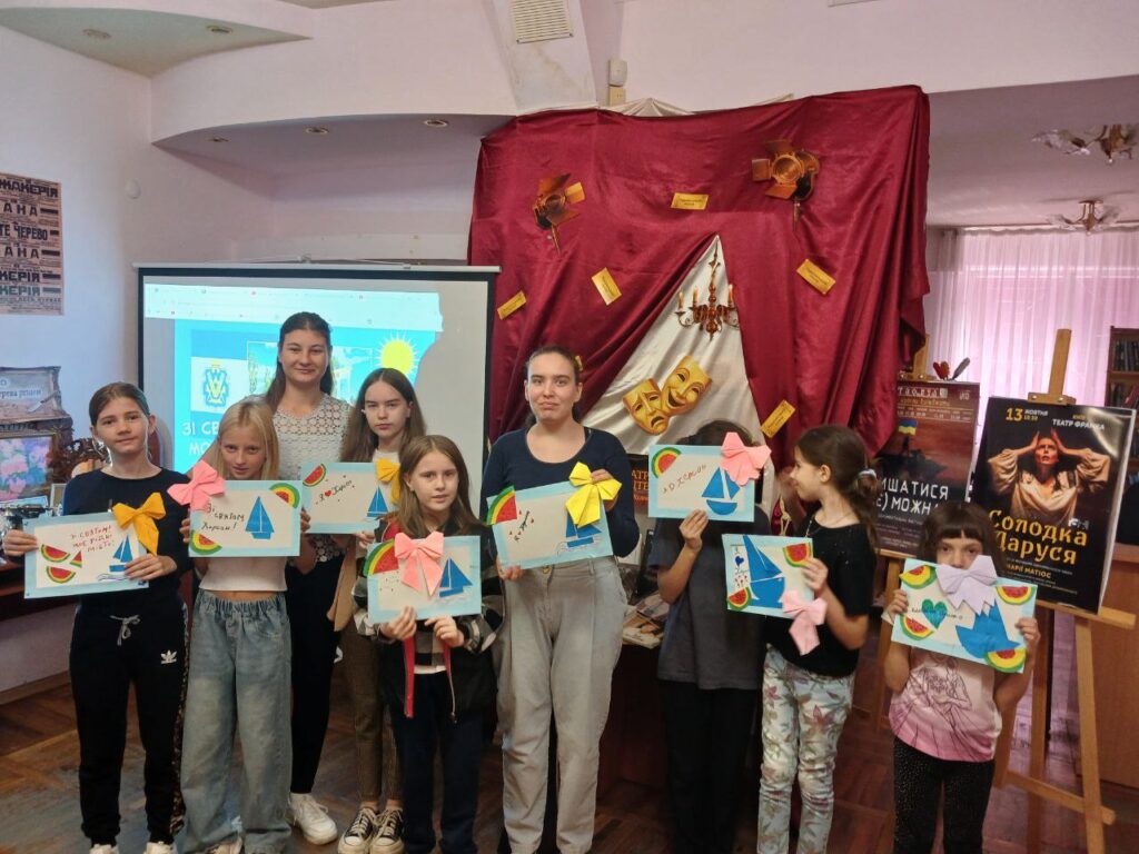 Учасники заходу зі своїми вітальними листівками рідному місту
