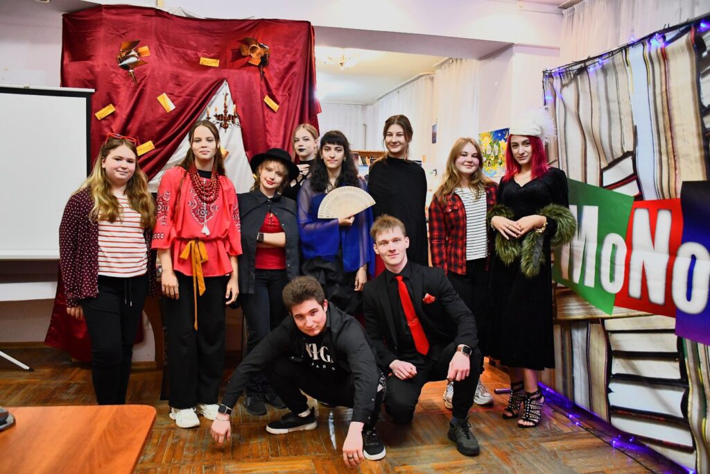 Учасники молодіжної арт-вечірки