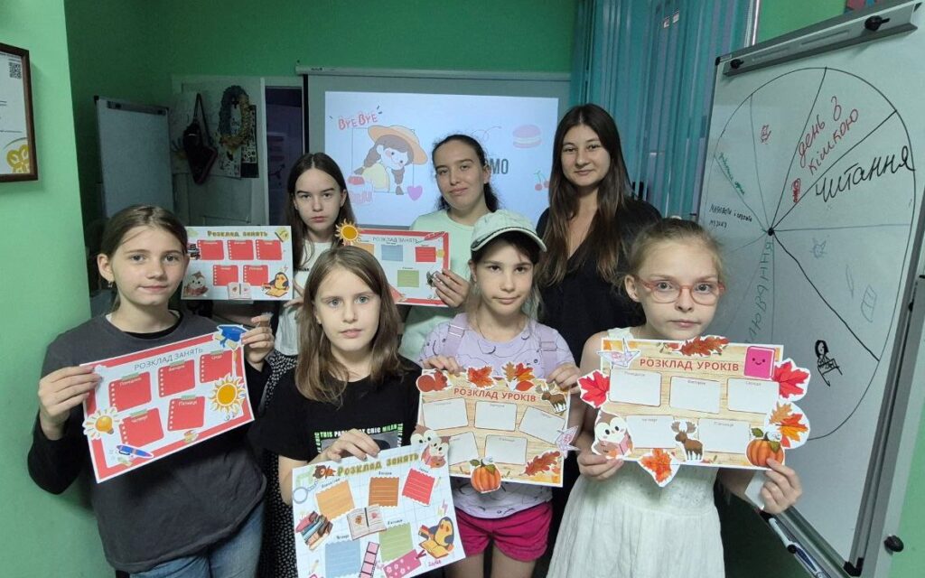 Діти демонструють виготовлені ними на майстерці wow-розклади