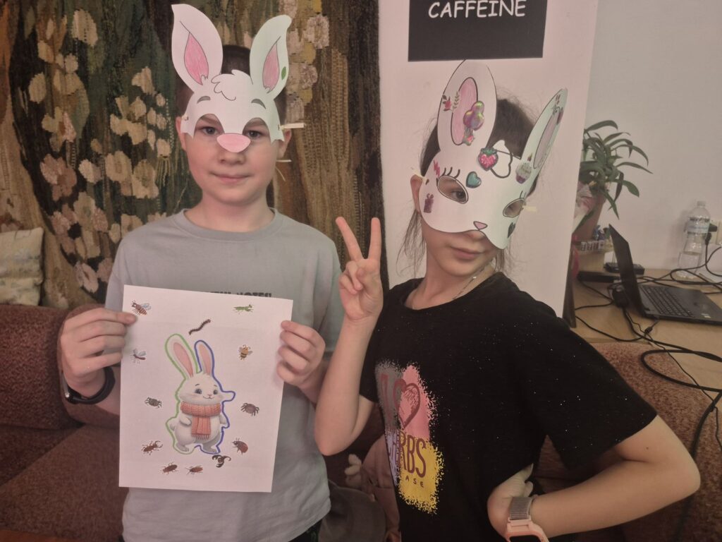 Діти - учасники програми - в масках "зайчиків"