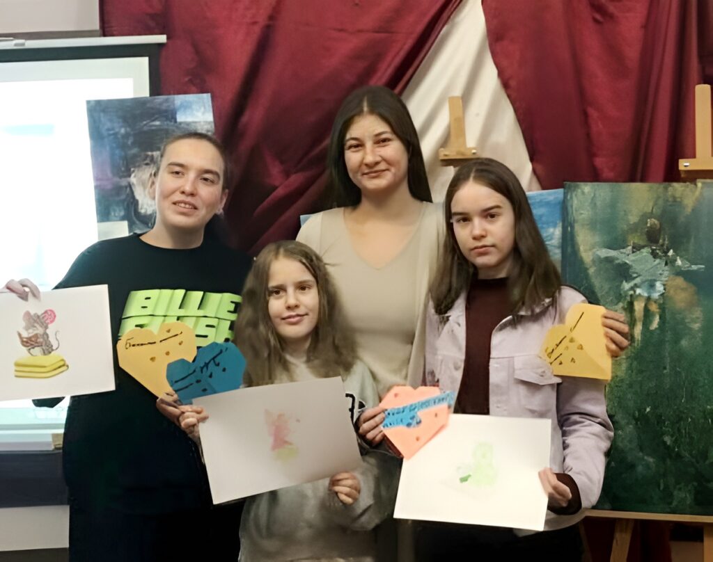 Учасники майстерки зі своїми "клаптиками" до майбутньої "ковдри побажань"