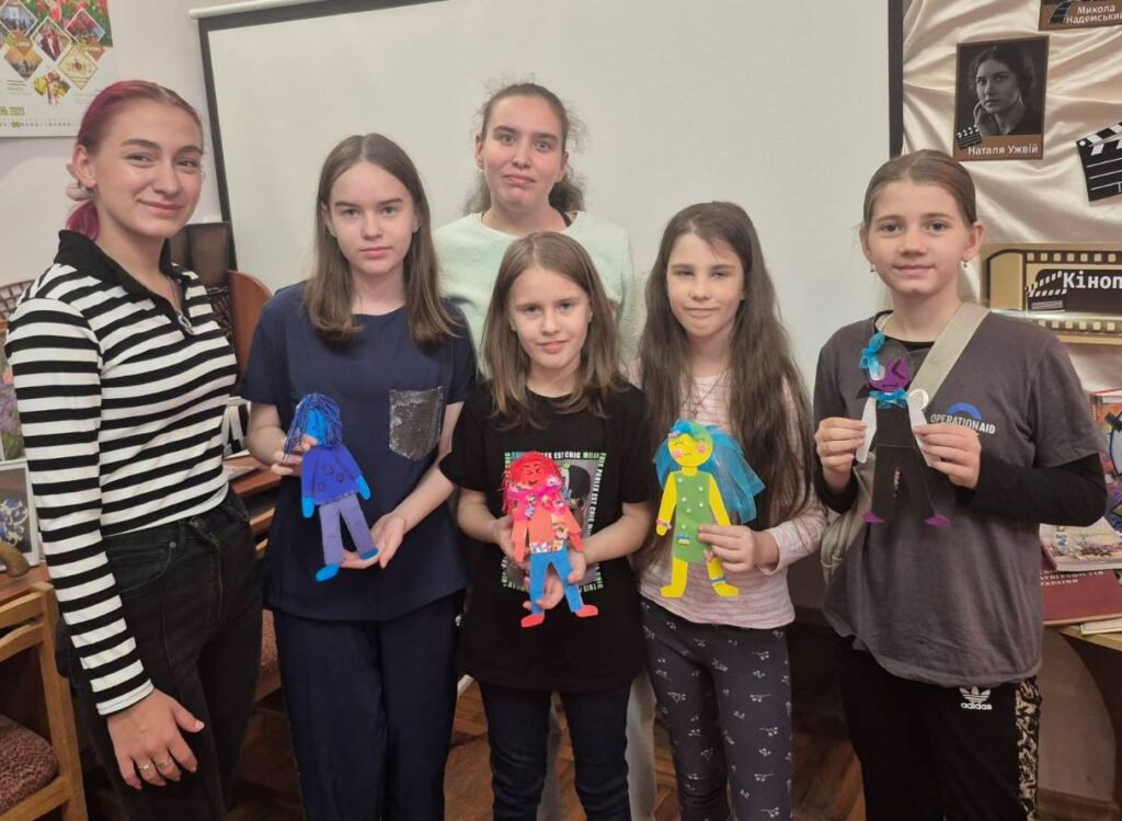 Дівчатка - учасниці психологічного заняття - з ляльками емоцій, які вони створили