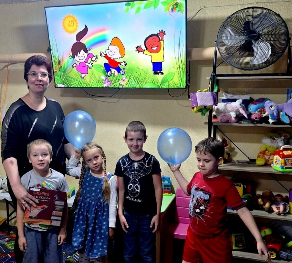 Учасники програми з повітряними кульками та книжками