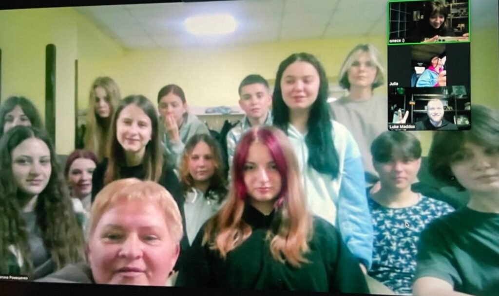 Скріншот екрану онлайн зустрічі - учасники в Херсоні та в Канаді