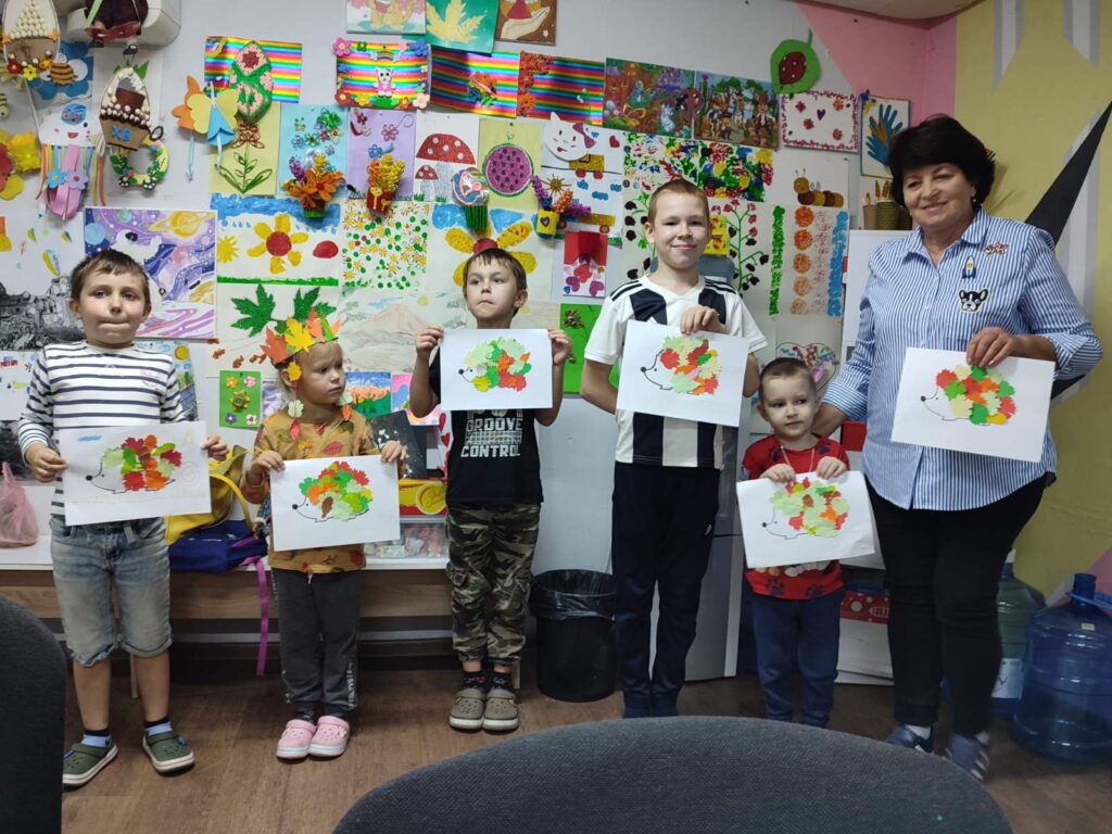 Учасники програми зі своїми творчими роботами, створеними з паперового "осіннього листя"