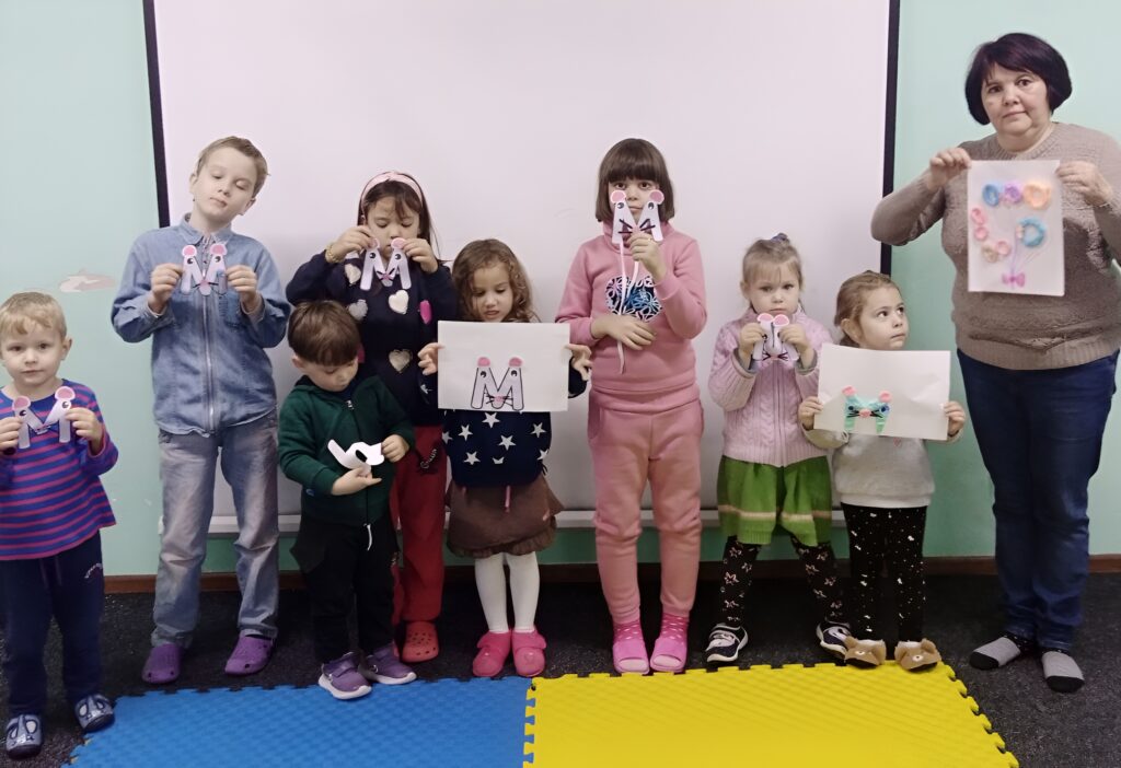 Учасники програми зі своїми поробками