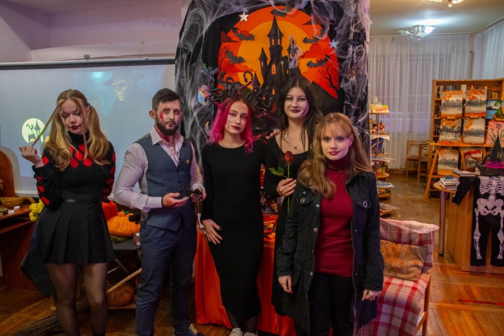 Учасники клубу на геловінській вечірці 