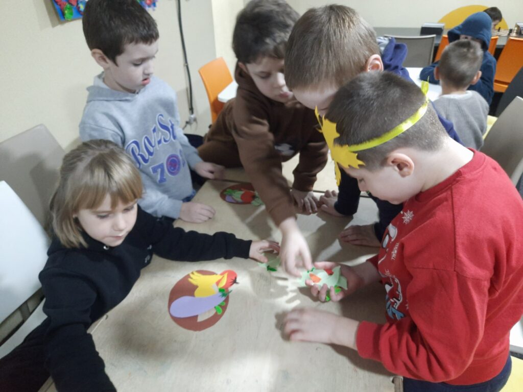 Учасники програми за грою навколо столиків