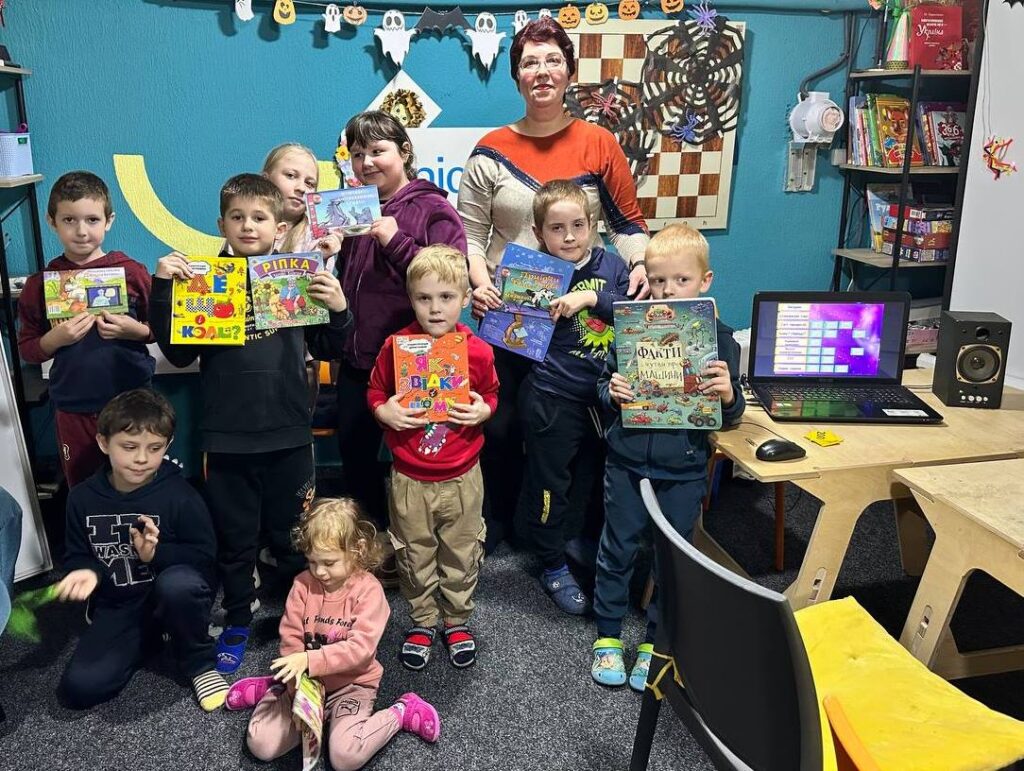 "Читай-компанія" з дитячими енциклопедіями в руках