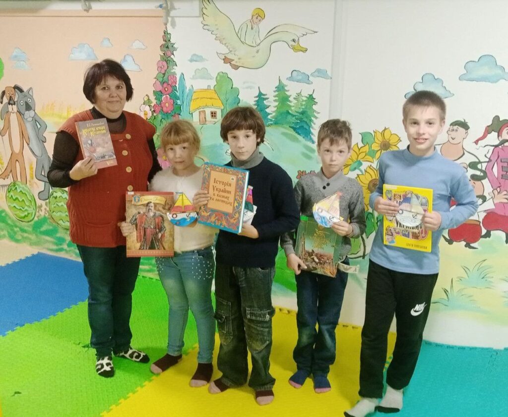 Учасники програми з уподобаними книжками про українських козаків