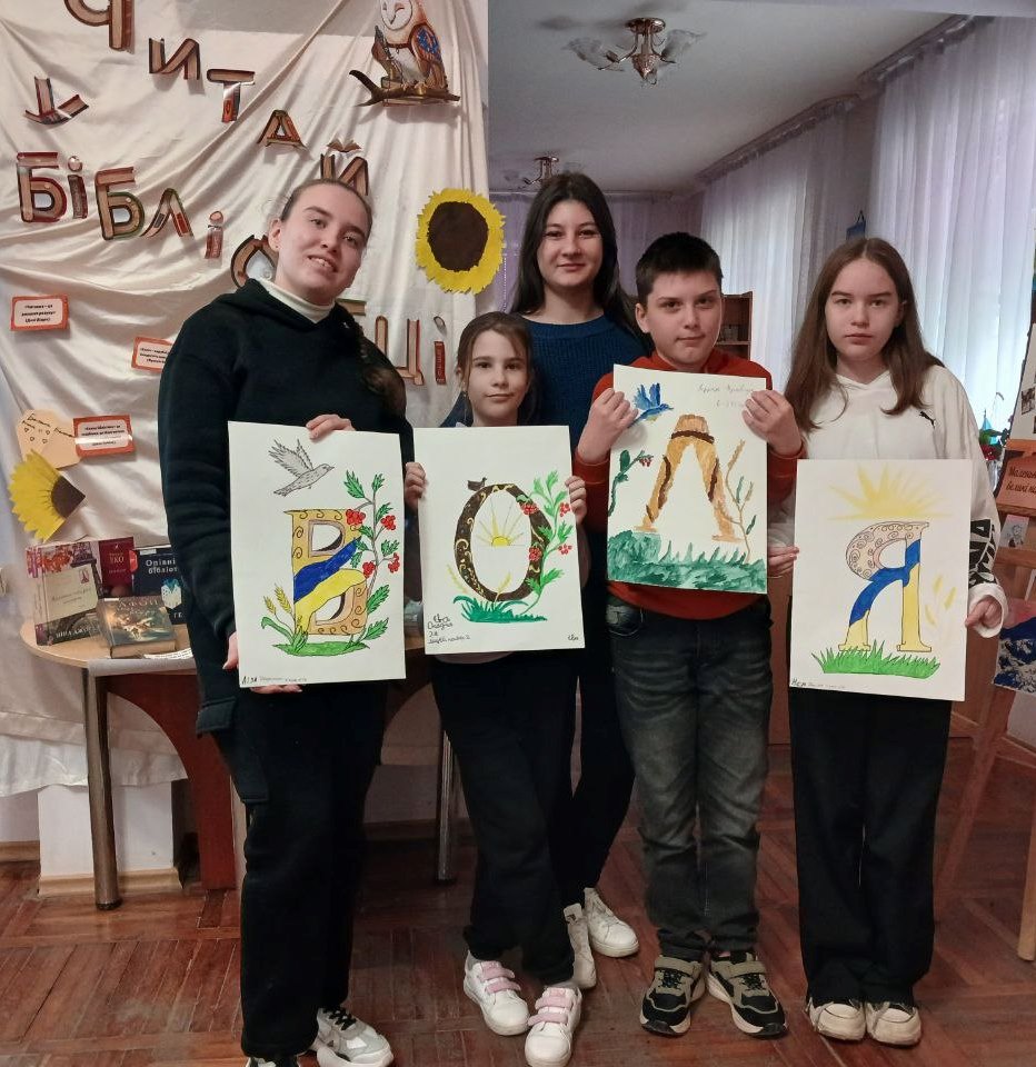 Учасники художньої студії з конкурсними малюнками-буквицями