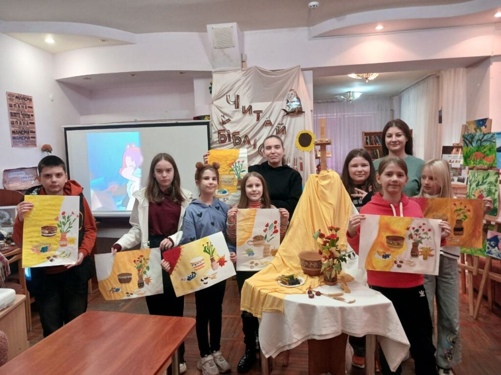 Учасники студії зі своїми творчими роботами