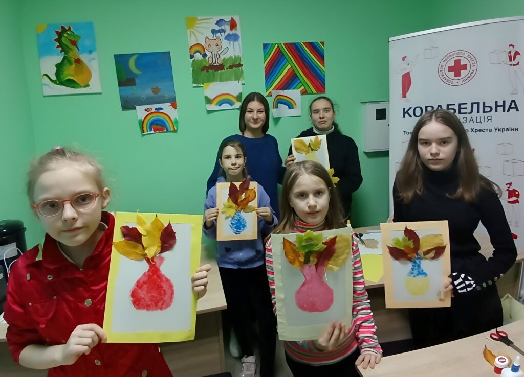 Учасниці зустрічі із своїми творчими композиціями, створеними з використанням осіннього листя