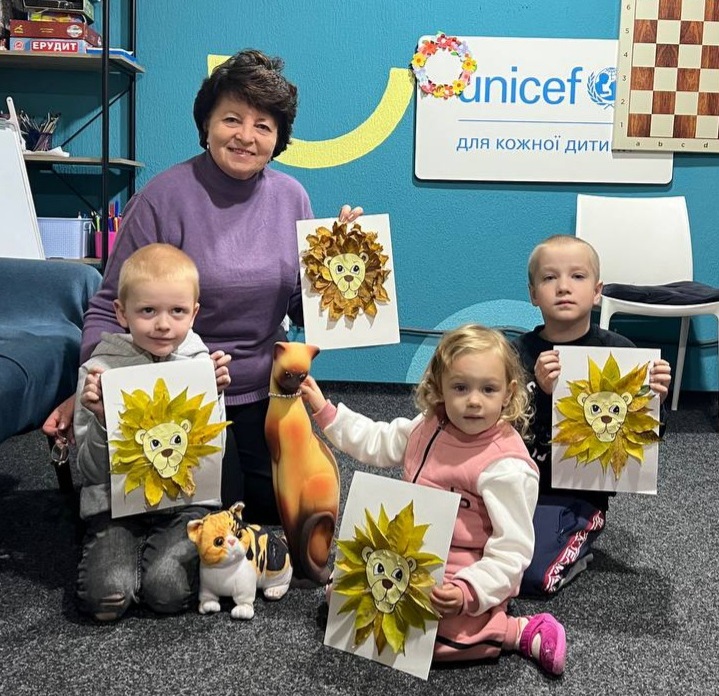 Учасники інтерактивної майстерки разом з бібліоткаркою та іграшками-котиками