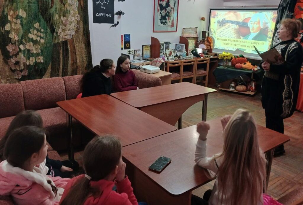 Учасники заходу в залі бібліотеки