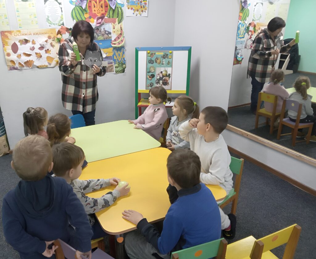 Учасники студії "Бібліомалята" знайомляться з "чарівним" олівцем