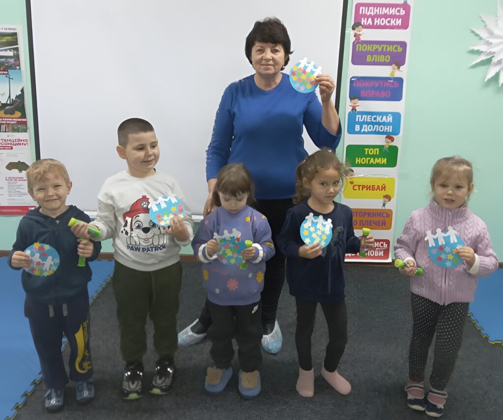 Маленькі учасники святкової програми до Всесвітнього дня дитини разом з бібліотекаркою