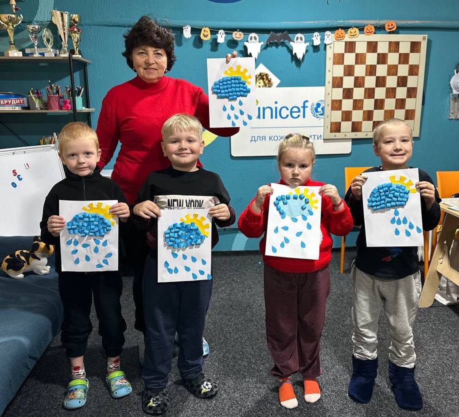 Докішьники - учасники майстерки - із своїми паперовими поробками-"дощовими хмарками"