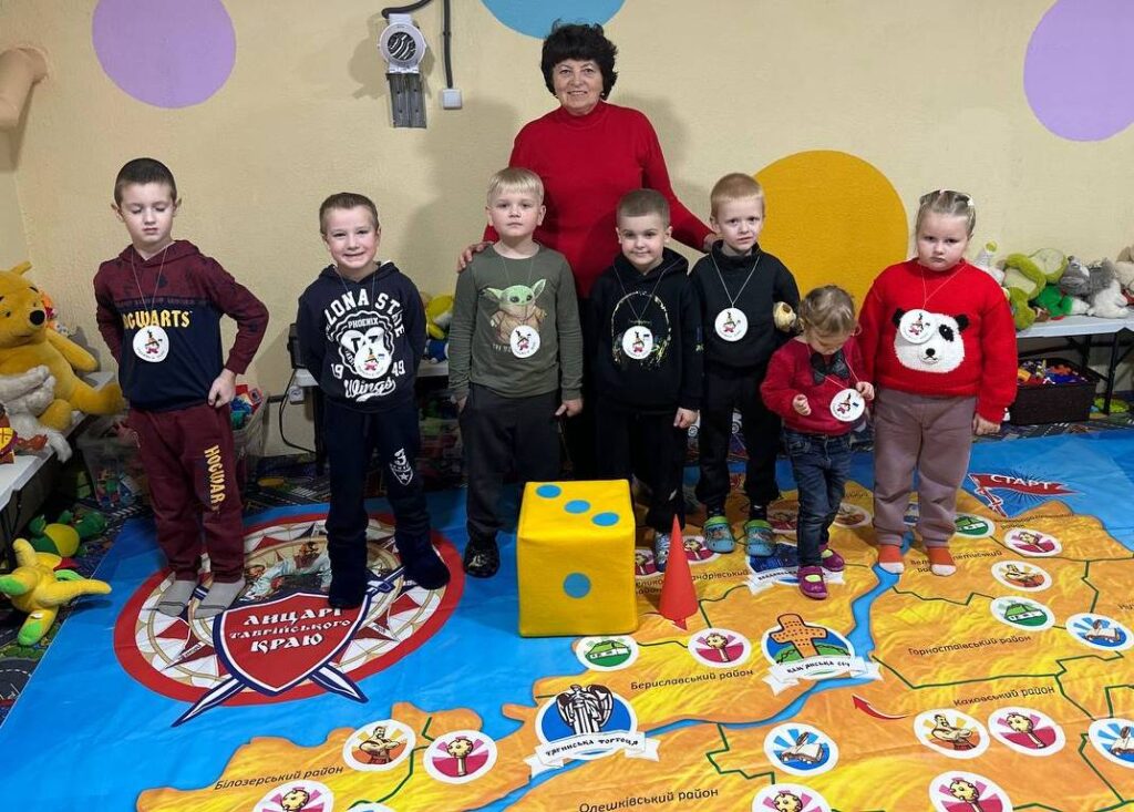 Учасники пізнавальної гри - на ігровому полі-"килимі"