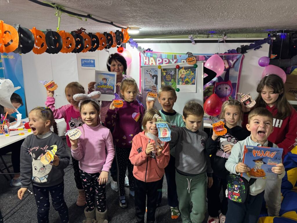 Учасники геловінської вечірки в укритті