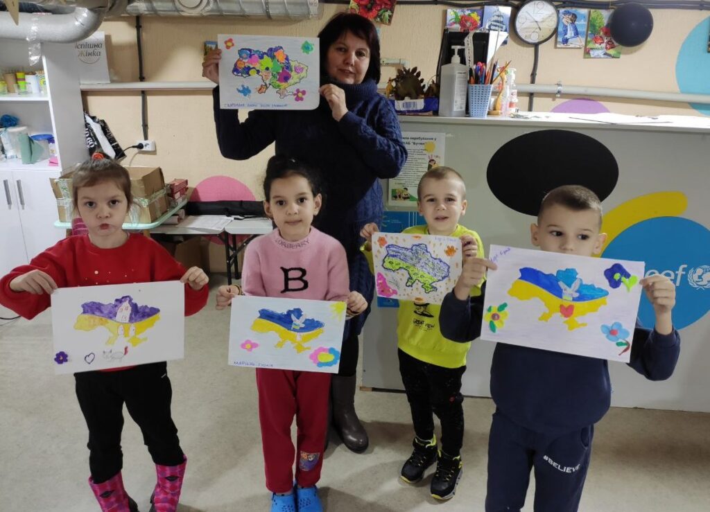 Учасники майстерки демонструють свої малюнки на основі контуру мапи України