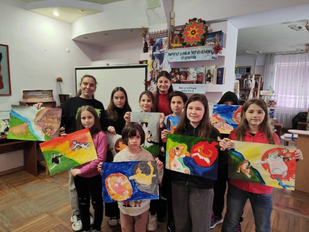 Учасники творчої студії зі своїми малюнками